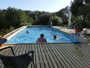 2 piscines extérieures, parasols de plage, chaises longues