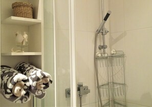 Departamento, 1 habitación, vista a la ciudad | Regadera en el baño