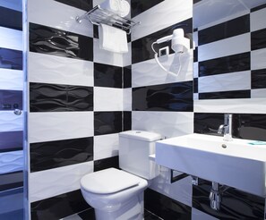 Ducha, artículos de higiene personal gratuitos y secador de pelo