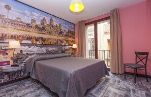 Een kluis op de kamer, een strijkplank/strijkijzer, babybedden