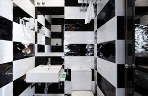 Chuveiro, produtos de toalete grátis, secador de cabelo 
