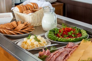 Petit déjeuner continental (350 RUB par personne)