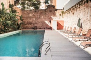 室外游泳池，日光浴躺椅