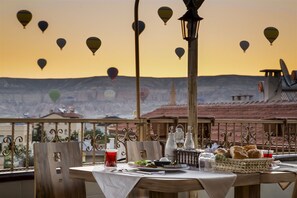 Outdoor dining - Moira Stone House (Nevsehir)