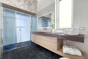 Suite superior | Bany | Dutxa, capçal de dutxa d'hidromassatge i articles de tocador gratuïts 