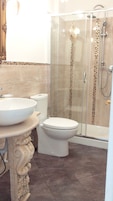 Quarto clássico, vista para o mar | Banheiro | Chuveiro, produtos de toalete grátis, secador de cabelo, bidê