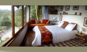 Suíte, 1 quarto, terraço, vista para a colina | 1 quarto, escrivaninha, Wi-Fi de cortesia