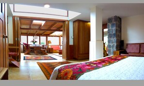 Suite, 2 soverom, terrasse, utsikt mot høyde | Oppholdsområde