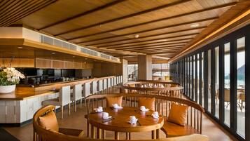 Dagelijks ontbijtbuffet (IDR 465850 per persoon)