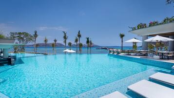 2 buitenzwembaden, parasols voor strand/zwembad