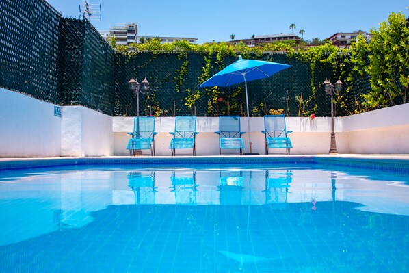 Outdoor pool, open 9:00 AM to 9:00 PM, sun loungers - Hotel Acapulco Amor (Acapulco)