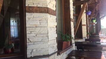 Breakfast, lunch, dinner served; local and international cuisine