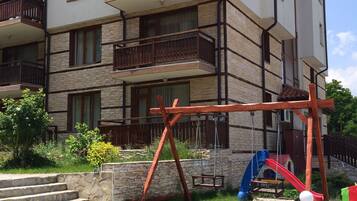 Children’s play area – outdoor