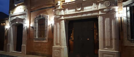 Vista frontal de la propiedad