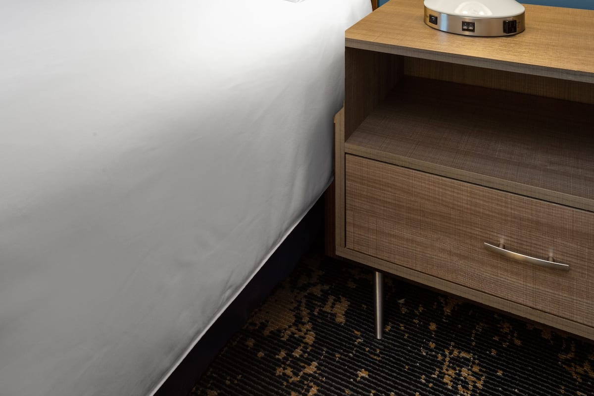 1 bedroom, premium bedding, desk, laptop workspace