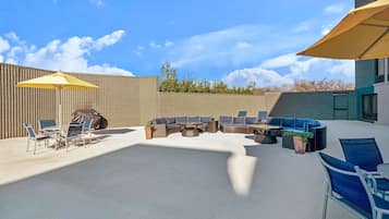 Una piscina al aire libre de temporada