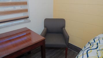 單人房, 1 張特大雙人床, 非吸煙房 | 高級寢具、書桌、隔音、熨斗/熨衫板