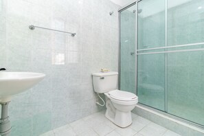 Standard Quadruple Room | Bathroom - Hotel Americano Bogotá (Bogotá)