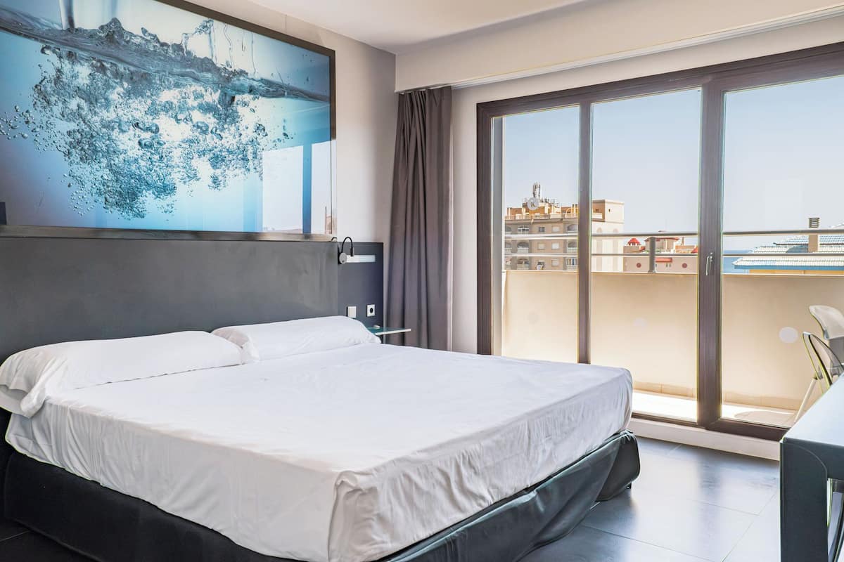 2 soverom, minibar, blendingsgardiner og lydisolert