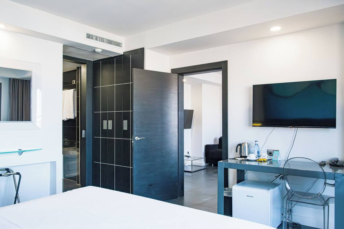 2 soverom, minibar, blendingsgardiner og lydisolert