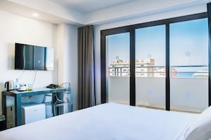 2 bedrooms, minibar, blackout drapes, soundproofing