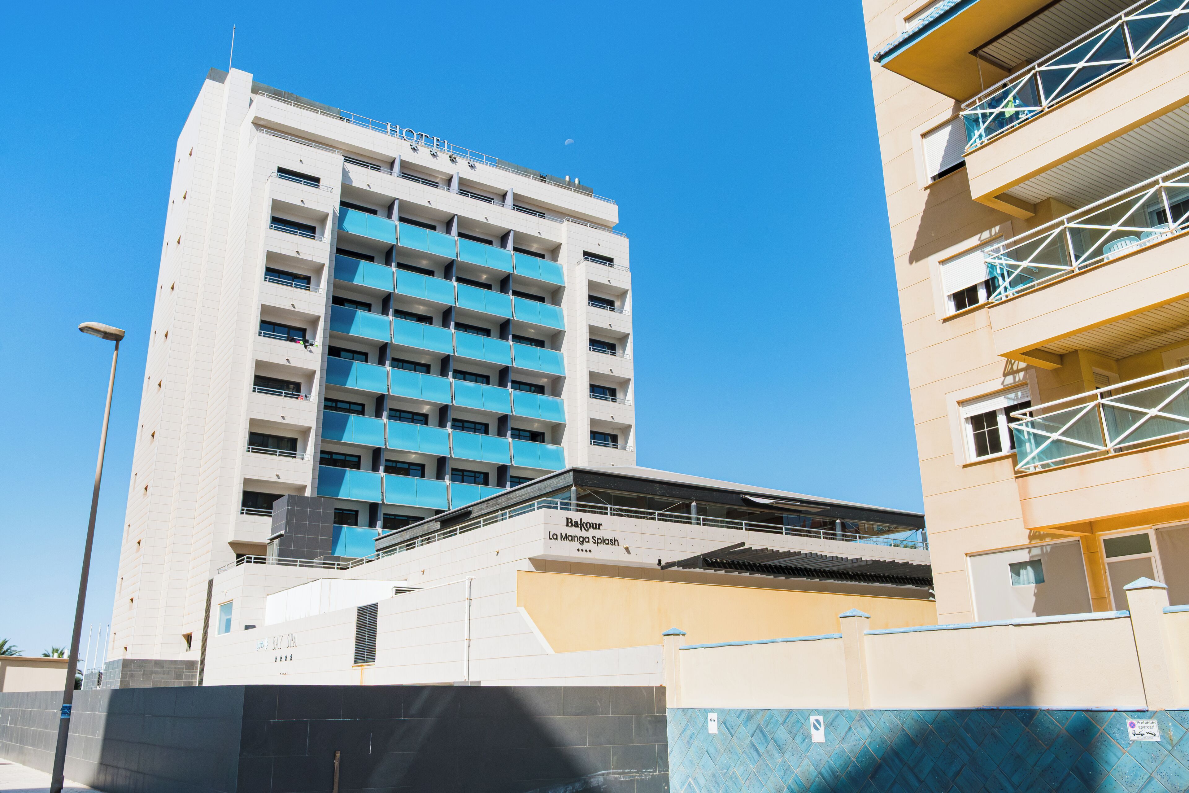 A multi-story building with a prominent sign for 'Bakouar La Manga Splash.'
