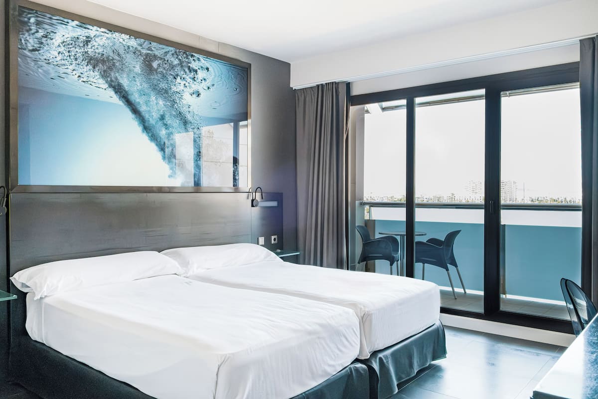 2 soverom, minibar, blendingsgardiner og lydisolert
