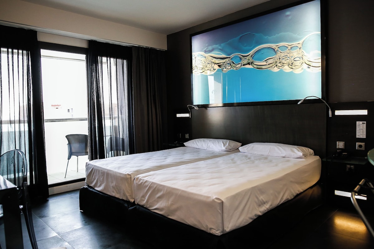 2 bedrooms, minibar, blackout drapes, soundproofing