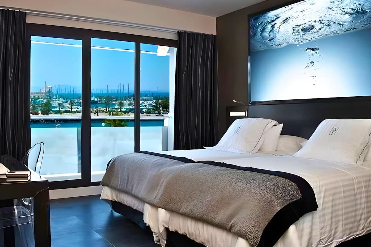 1 bedroom, minibar, blackout drapes, soundproofing