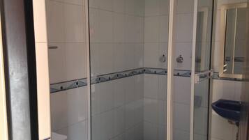 Combined shower/tub, jetted tub, free toiletries, towels