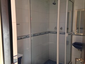 Bañera con ducha, bañera de hidromasaje, artículos de tocador gratuitos