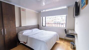 ميني بار وخزنة داخل الغرفة ومكتب ومساحة عمل للكمبيوتر المحمول