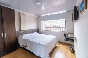 Minibar, caja de seguridad en la habitación y escritorio 