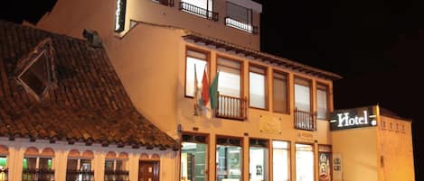 Fachada del alojamiento - Noche