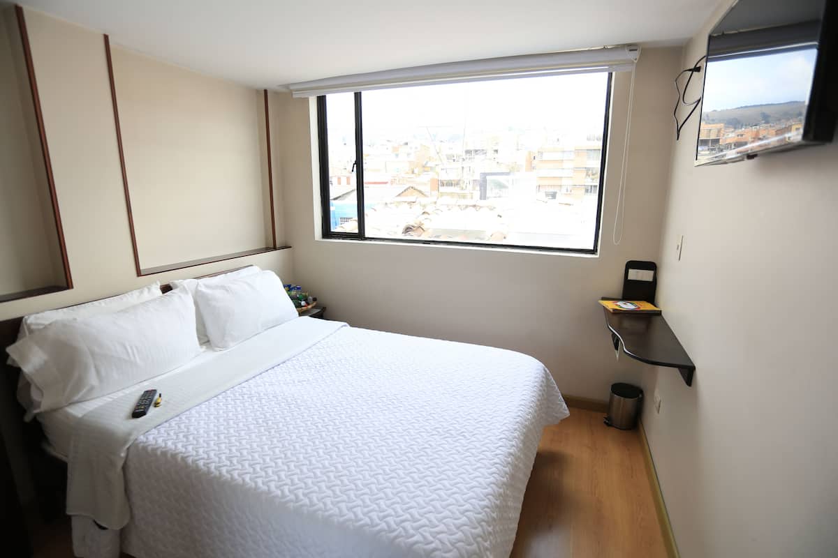 Standaard kamer | Een minibar, een kluis op de kamer, een bureau, een laptopwerkplek