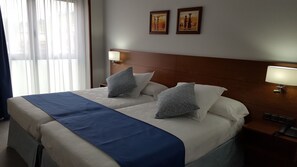 In-room safe, desk, cribs/infant beds, rollaway beds - Hotel Zabala (Santillana del Mar)