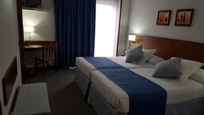 Camera con letto matrimoniale o 2 letti singoli | Una cassaforte in camera, una scrivania