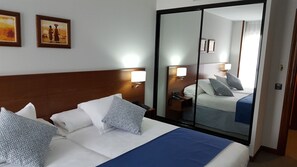 Camera con letto matrimoniale o 2 letti singoli | Una cassaforte in camera, una scrivania