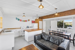 Jääkaappi, mikroaaltouuni, uuni, kahvin-/teenkeitin