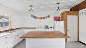 Fridge, microwave, oven, coffee/tea maker