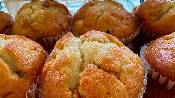 Exibição de muffins recém-assados em forminhas de papel.