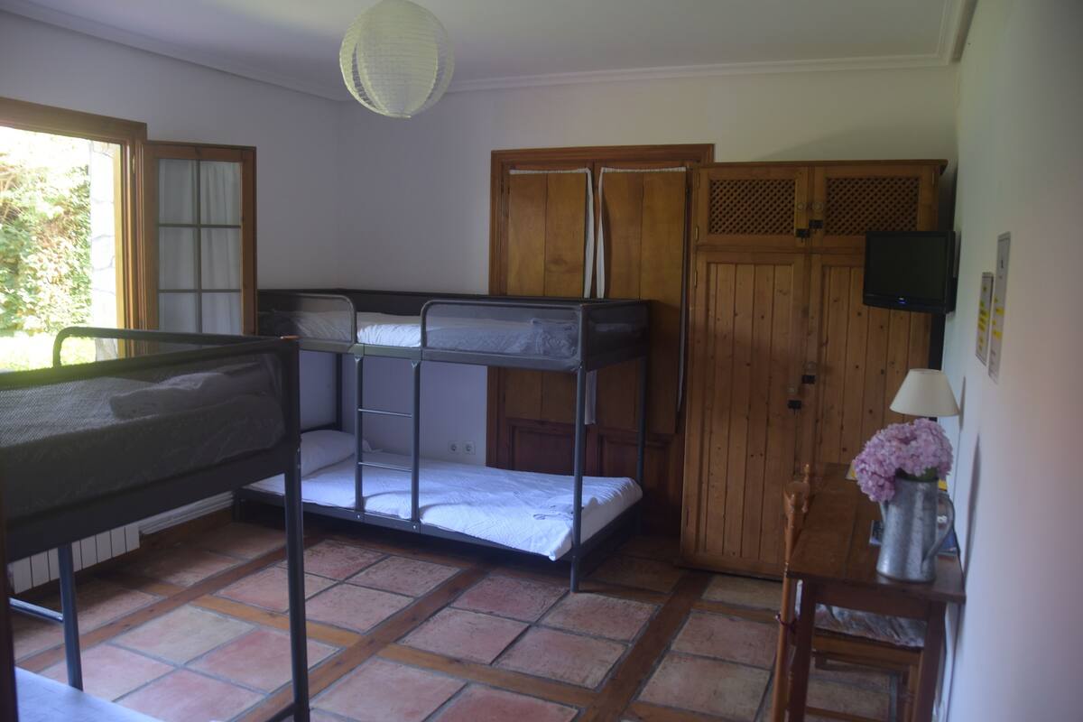 Minibar, cortinas blackout, camas plegables/adicionales y wifi gratis