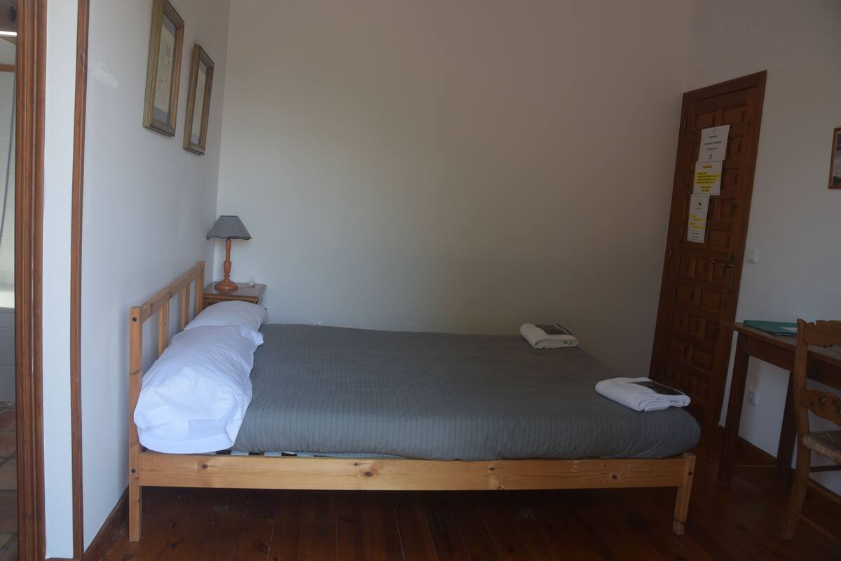 Minibar, cortinas blackout, camas plegables/adicionales y wifi gratis