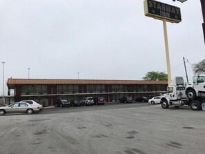 Free self parking - Starway Inn (Lansing)