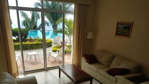 Apartamento estándar, 1 habitación, vistas a la piscina, junto a la piscina | Sala de estar