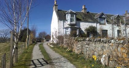 Highland Holiday Homes 1 Craggan Cottage