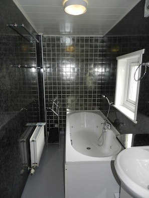 Bathroom - Highland Holiday Homes 1 Craggan Cottage (Grantown-on-Spey)