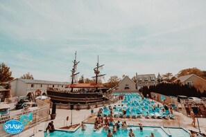 Hồ bơi ngoài trời, ghế dài tắm nắng 