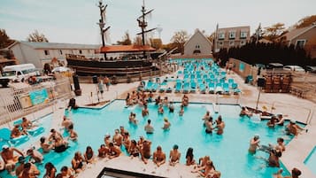 Kolam renang outdoor, dengan kursi berjemur