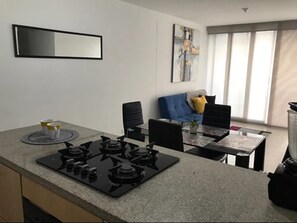 Apartamento, 3 habitaciones | Cocina privada | Frigorífico, horno, placa de cocina y cafetera o tetera